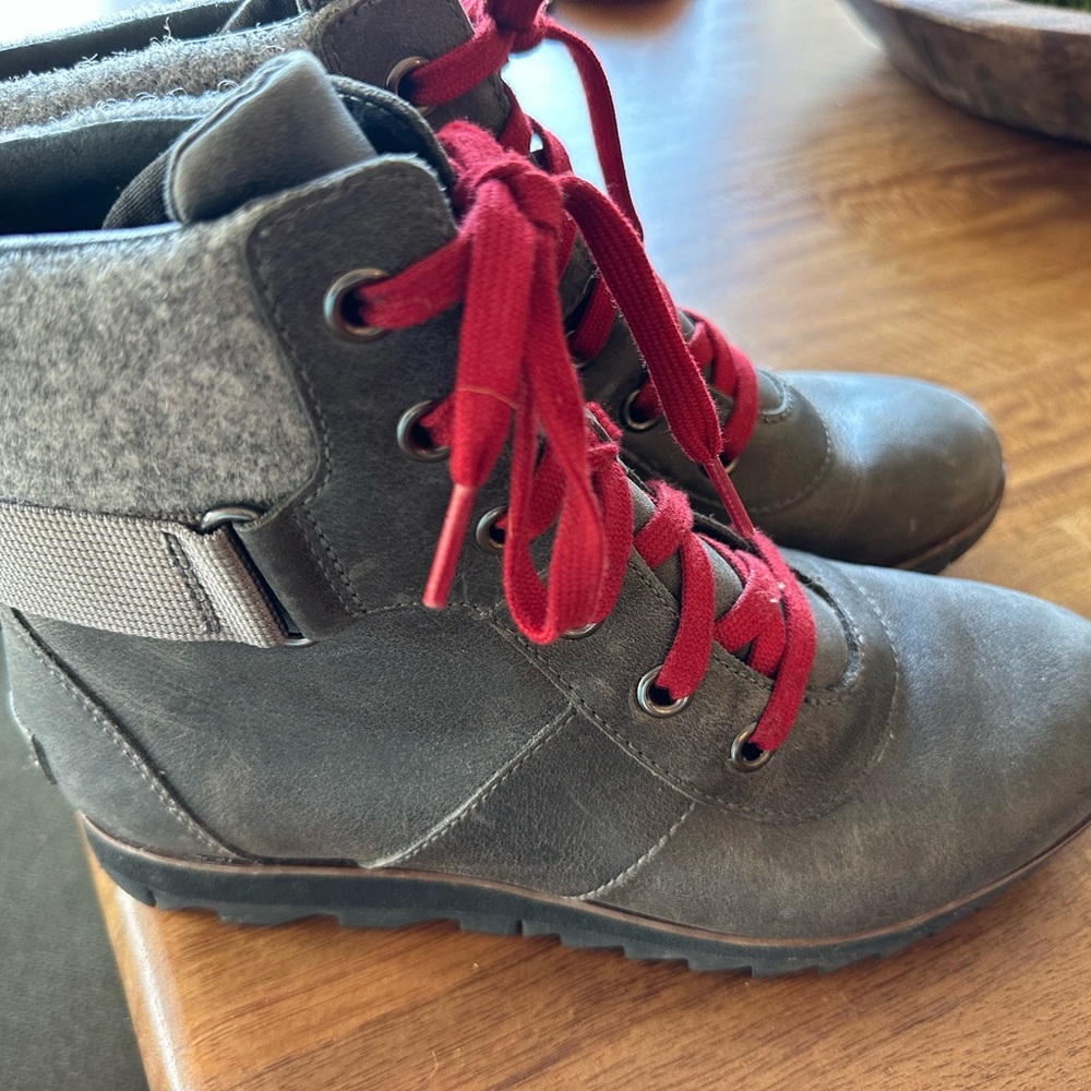 Women’s SOREL leather boots size 8.5
